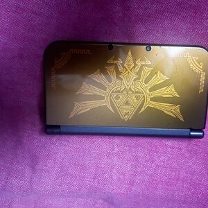 Nintendo new 3ds Hyrule Crest Edition.
